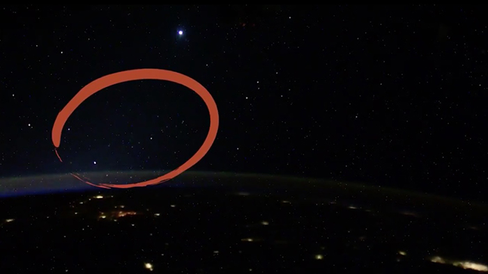 Un cosmonauta de la EEI revela qué son los misteriosos ovnis luminosos que filmó en agosto desde el espacio