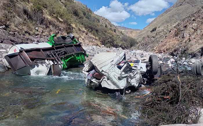 Camión cisterna sufre despiste y derrama combustible al río Chalhuanca