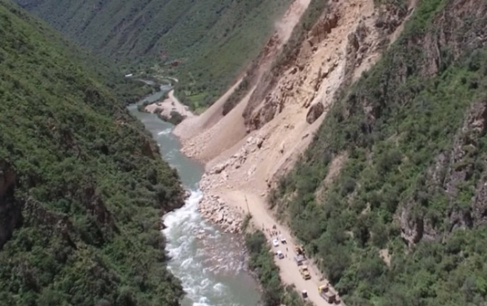 Se forma embalse en río Antabamba por deslizamiento en sector Huancaray