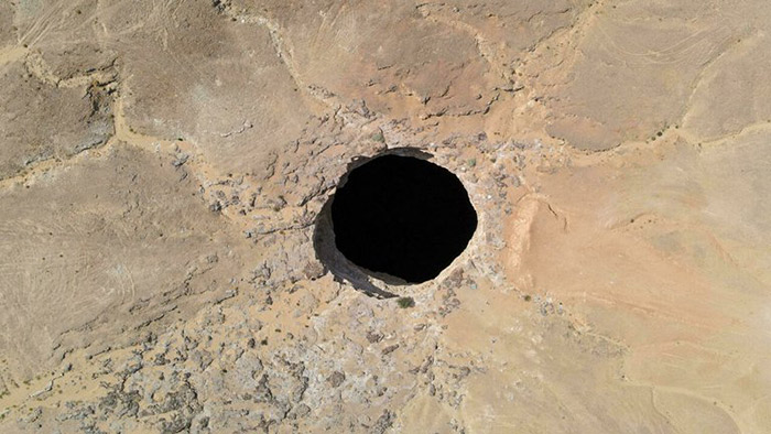 Qué hallaron los exploradores al descender por primera vez al “pozo del infierno” de Yemen