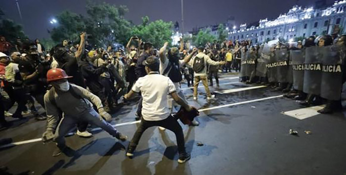 Nueva protesta en Lima termina con enfrentamientos en Plaza San MartÃ­n