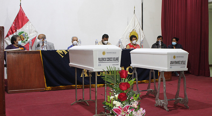 Ministerio Público entrega restos óseos de dos víctimas de terrorismo a sus familiares