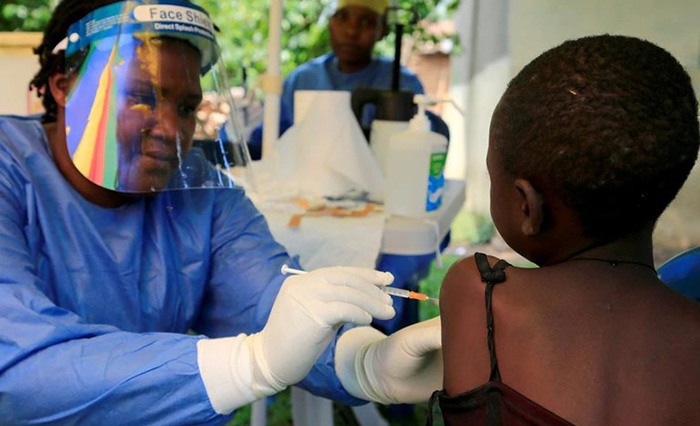 Escándalo en Uganda: cientos de personas recibieron vacunas falsas contra el Covid-19
