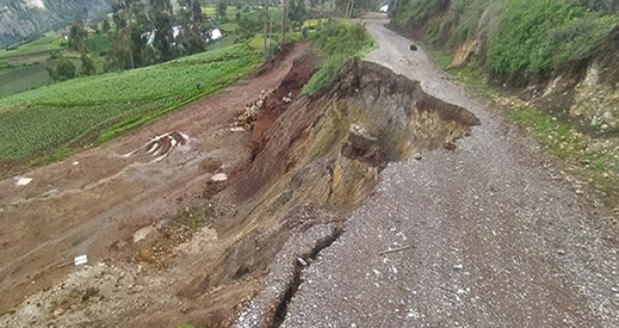 Intensas lluvias afectan vías en interior de la región