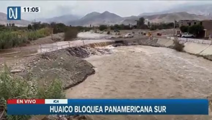 Ica: vehículos varados por huaico que bloquea Km 400 de la Panamericana Sur