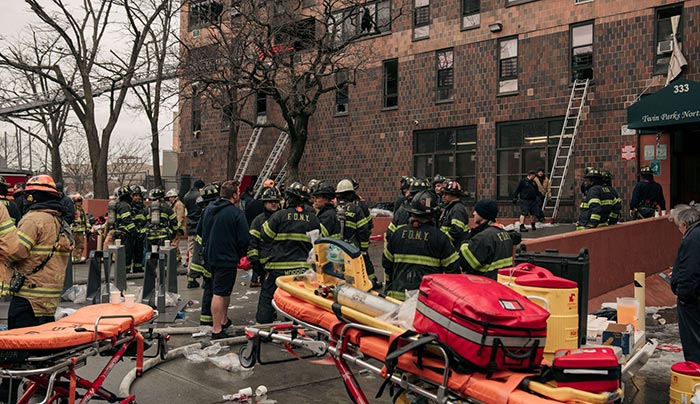 Al menos 19 muertos, incluidos nueve niños, en un incendio en un edificio de Nueva York