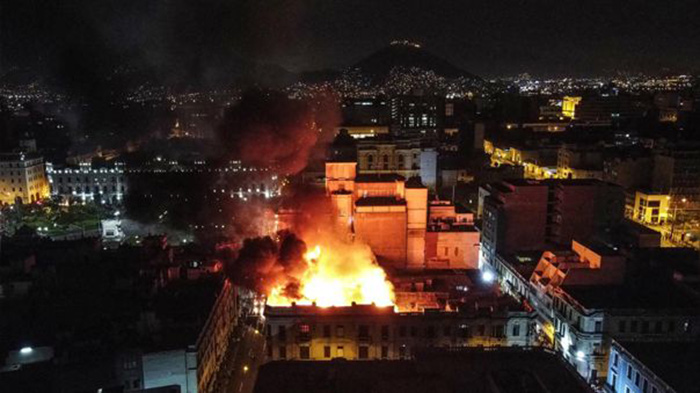 Bomberos luchan para confinar incendio de Código 4 cerca a la Plaza San Martín