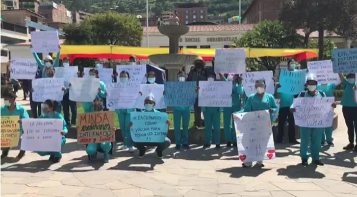 Internos de diferentes especialidades médicas realizan marcha en Andahuaylas 