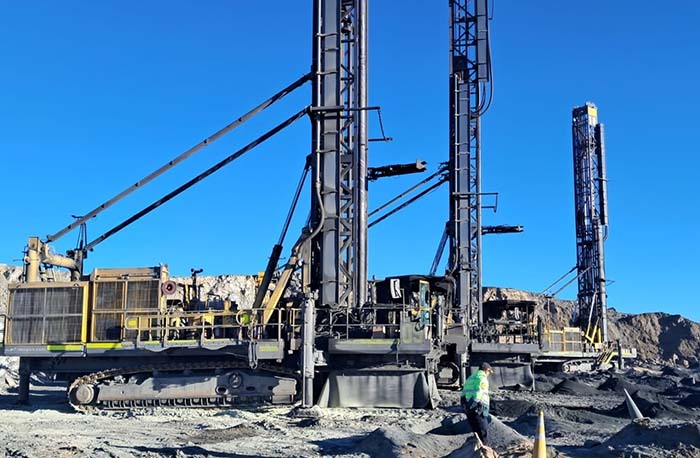 Las Bambas: desconocidos prenden fuego a maquinarias y equipos de perforación en tajo de Chalcobamba