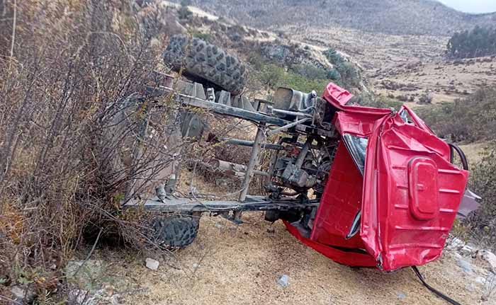 Despiste y volcadura de motocarga deja un muerto en Mara