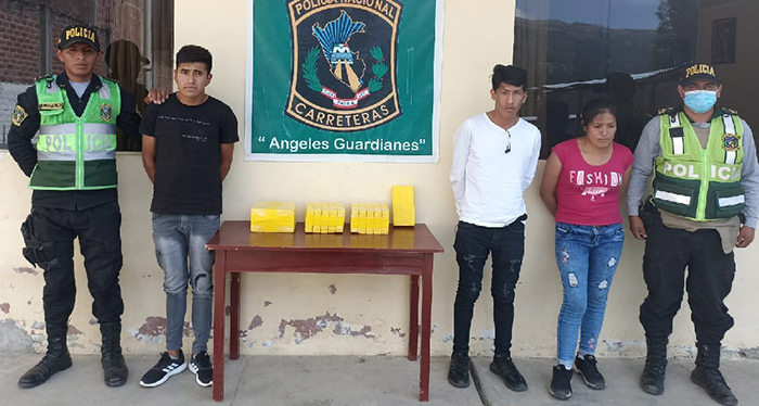 PolicÃ­a de Carreteras de Andahuaylas detiene a tres personas y decomisa 16 paquetes de clorhidrato de cocaÃ­na de alta pureza