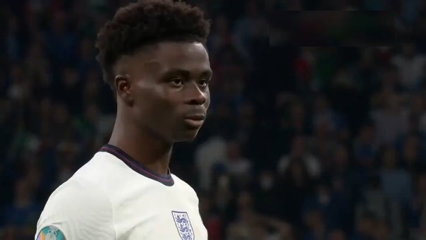 Bukayo Saka de Inglaterra rompiÃ³ en llanto tras fallar el penal decisivo ante Italia en final de Eurocopa