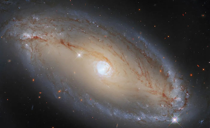 La galaxia NGC 5728, con todo lujo de detalles gracias al Hubble