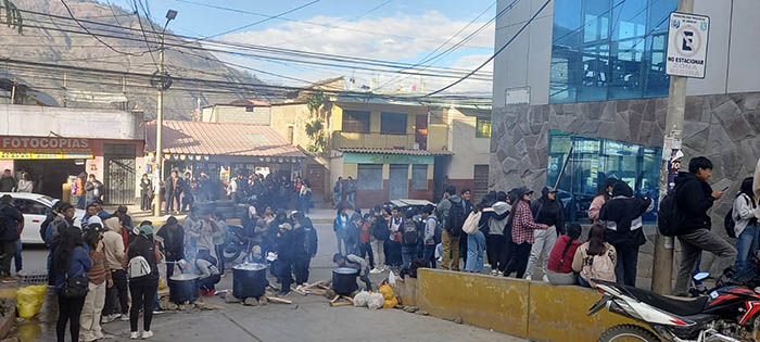 Abancay: estudiantes se atrincheran en las puertas de la UTEA y exigen renuncia de rector