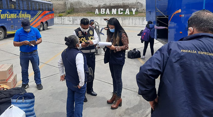 En terminal terrestre de Abancay verifican que viajeros porten carné de vacunación 