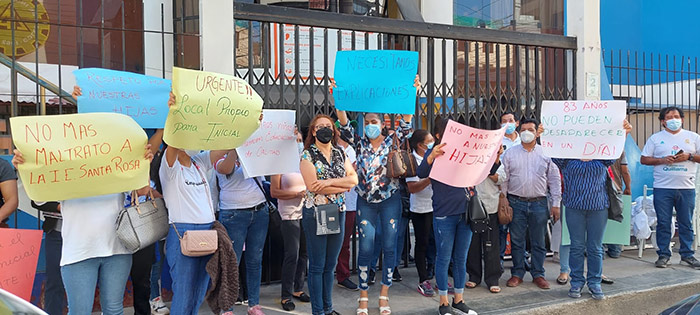 Padres de familia de IE Santa Rosa de Abancay exigen culminación de nueva infraesctructura en puertas de la región