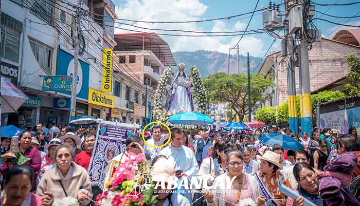 De mal augurio: en plena procesión cable arranca cabeza de imagen de patrona de Abancay y alcalde se corre