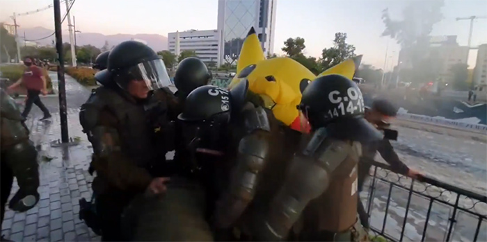 Chile: carabineros detienen a una manifestante disfrazada de Pikachu durante una protesta