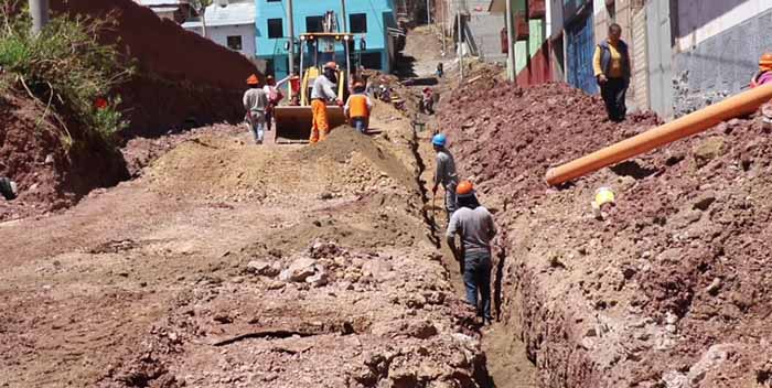 Verifican trabajos de profundización de zanjas y cambios de tuberías en Antabamba