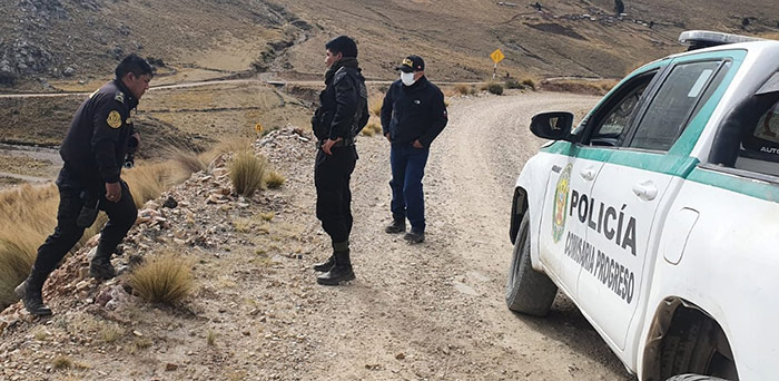 PolicÃ­as de ComisarÃ­a PNP Progreso hostigan a mineros artesanales de Record Cconccacca 