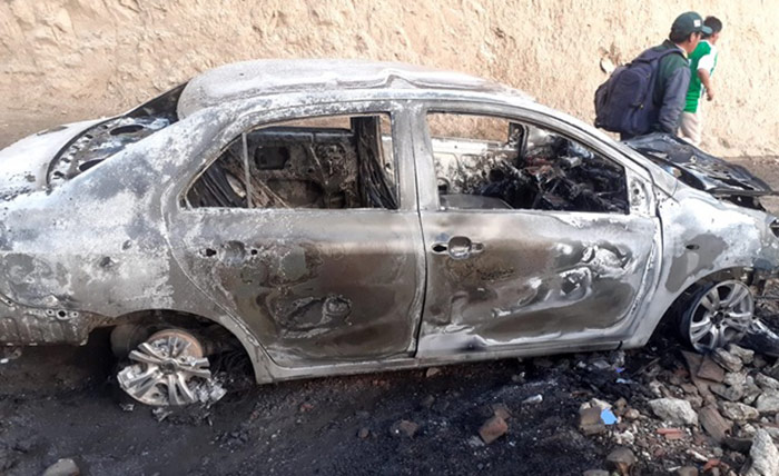 Sujetos desconocidos prenden fuego a auto de taxista en extrañas circunstancias