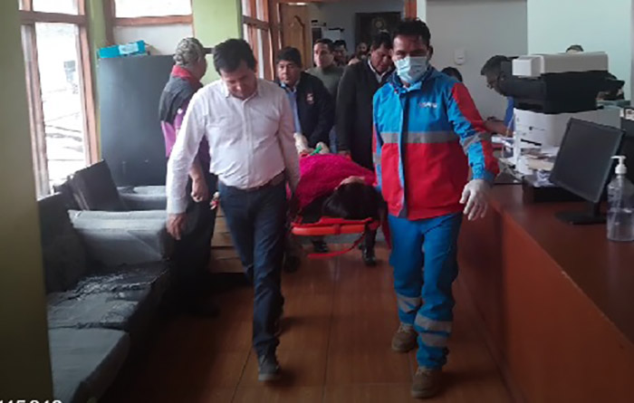 Regidora Astrid HuamÃ¡n se desmaya en plena sesiÃ³n de concejo