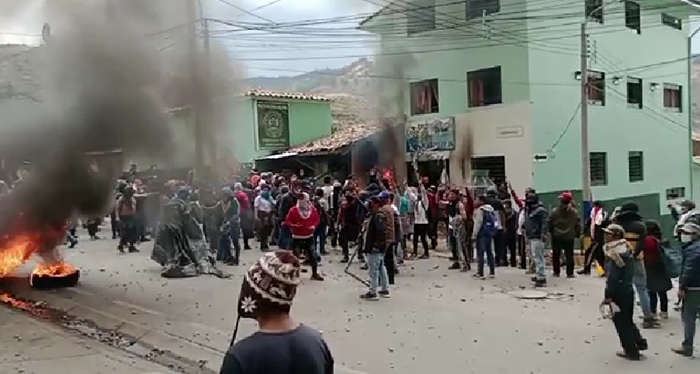Incendian comisaria y sede de FiscalÃ­a Provincial de Chincheros por muerte de adolescente de 16 aÃ±os