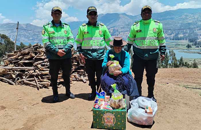 Policías de Comisaria de Pacucha entregan canasta de víveres a humilde anciana de 102 años