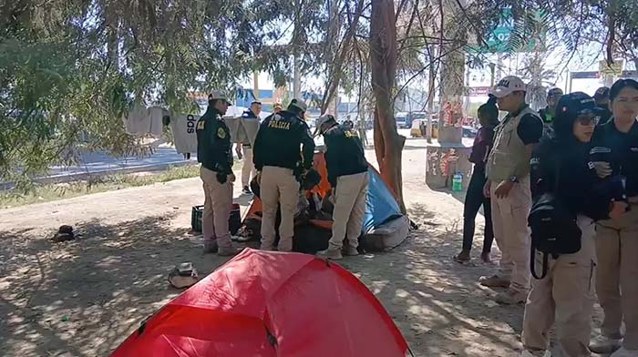 Ica: intervienen a extranjeros que se habían instalado con carpas frente al Mercado Santo Domingo Ica: intervienen a extranjeros que se habían instalado con carpas frente al Mercado Santo Domingo