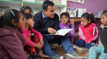 Danny Bernales, el maestro que incentiva el amor por la lectura en zonas rurales