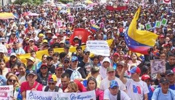 Magisterio venezolano marcha en Caracas por liberación de presidente Maduro y Cilia Flores