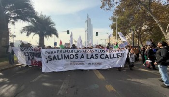 Estudiantes de Chile marchan contra recortes sociales del Gobierno de Kast