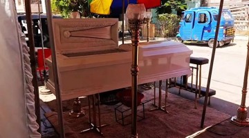 Ica: velan a joven en plena calle y colocan un ventilador bajo el ataúd por el intenso calor