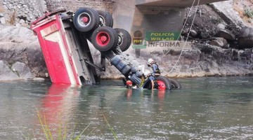 Rescatistas PNP recuperan cadáver de chofer que cayó al río desde puente Casinchihua