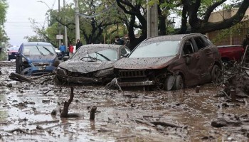 Aluvión en una zona residencial de Santiago de Chile: un torrente de agua y barro arrastró vehículos y generó destrozos