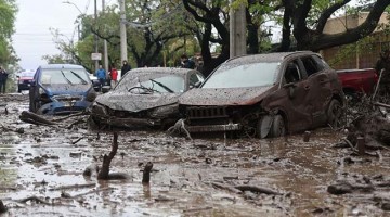 Aluvión en una zona residencial de Santiago de Chile: un torrente de agua y barro arrastró vehículos y generó destrozos