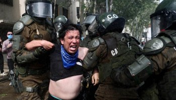 Chile: carabineros reprimen a estudiantes que se movilizan contra recortes de Kast