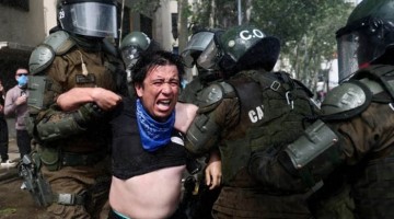 Chile: carabineros reprimen a estudiantes que se movilizan contra recortes de Kast