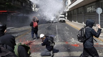 Chile: Gobierno de Kast reprime protestas de estudiantes chilenos contra recortes y alza de combustibles
