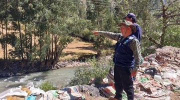 4,200 litros de petróleo contaminan río Chalhuanca tras volcadura de camión cisterna