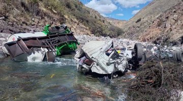Camión cisterna sufre despiste y derrama combustible al río Chalhuanca