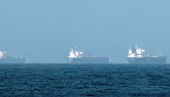 La tregua se tambalea: medios de Irán aseguran que el estrecho de Ormuz fue cerrado