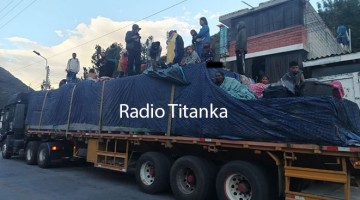 Extranjeros viajaban en parte superior de tráiler remolque poniendo en riesgo sus vidas