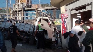 Cuatro heridos deja colisión de camión contra pared de botica, en Tamburco