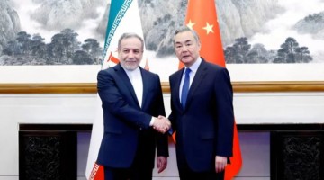 Irán y China fortalecen alianza estratégica frente a agresiones económicas de EE.UU.