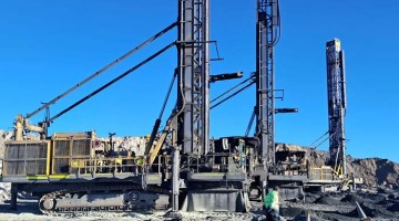 Las Bambas: desconocidos prenden fuego a maquinarias y equipos de perforación en tajo de Chalcobamba