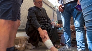 Israel bombardeó la única iglesia católica de Gaza: entre los heridos está el cura argentino Gabriel Romanelli
