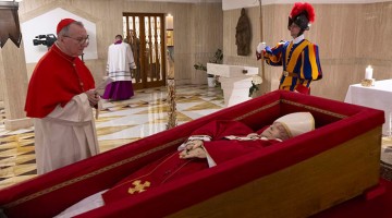 Último adiós a Francisco: fieles de todo el mundo despiden al papa en la Basílica de San Pedro