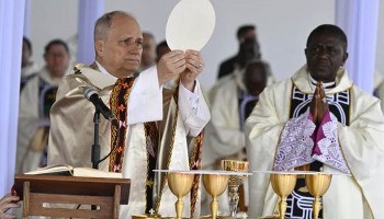 Papa León XIV denuncia desde Camerún que «un puñado de tiranos» asola el mundo