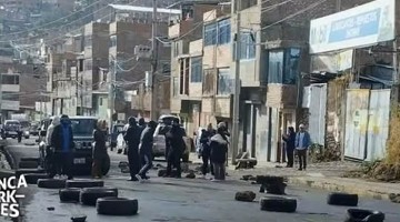 Huancavelica: pobladores acatan paro nacional y bloquean carretera hacia Huancayo y exigen cierre del Congreso